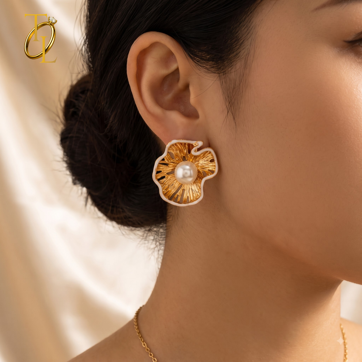 Pearl Kiss Earring